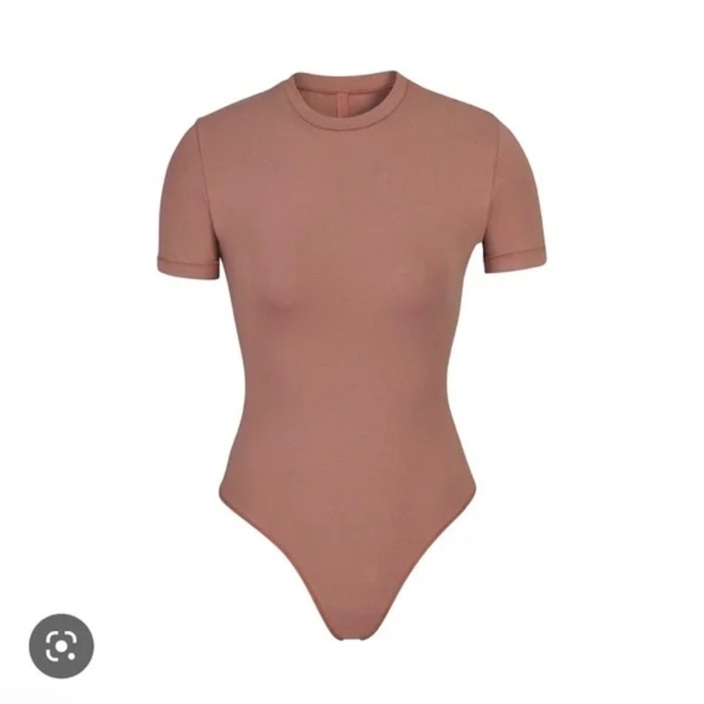 SKIMS Short Sleeve Bodysuit - Picture 2 of 4